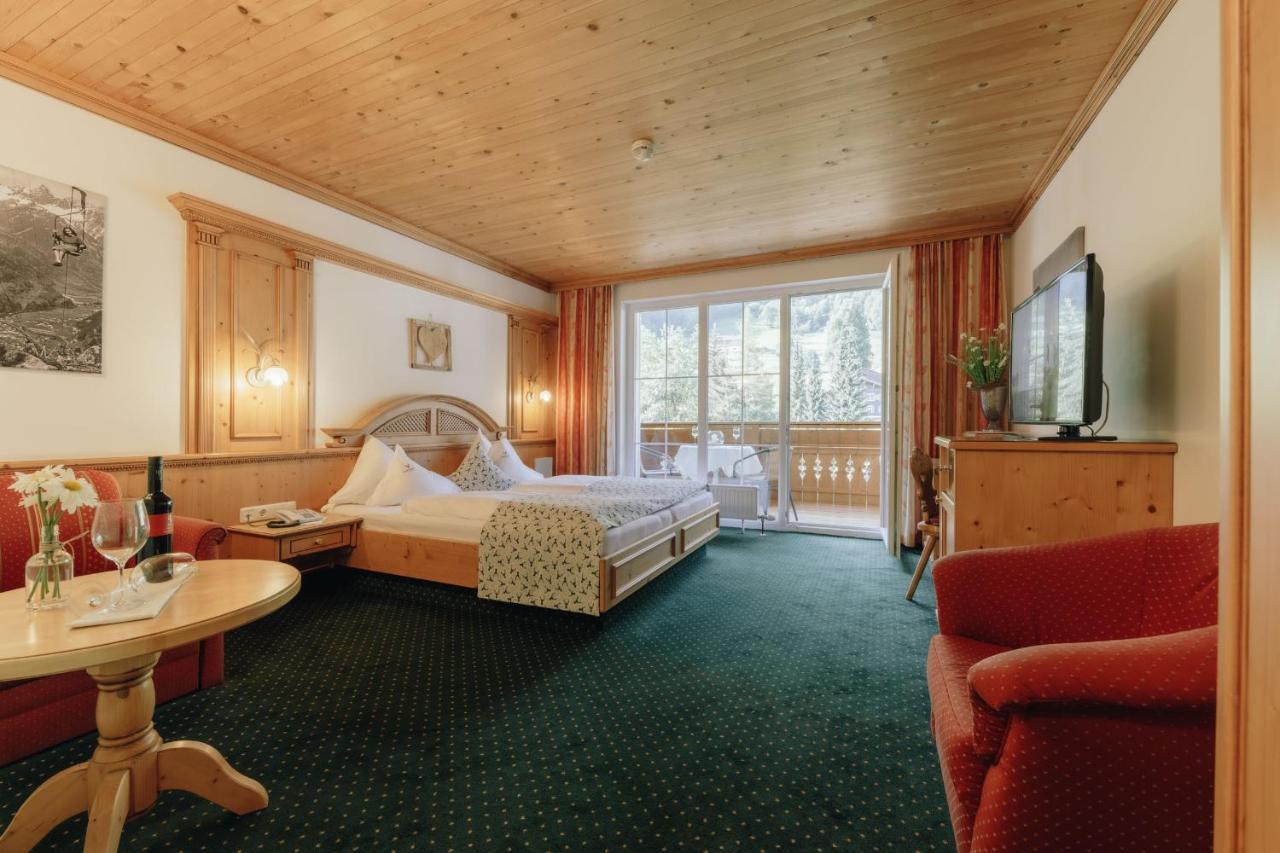 Hotel Hirschen Silbertal Bagian luar foto